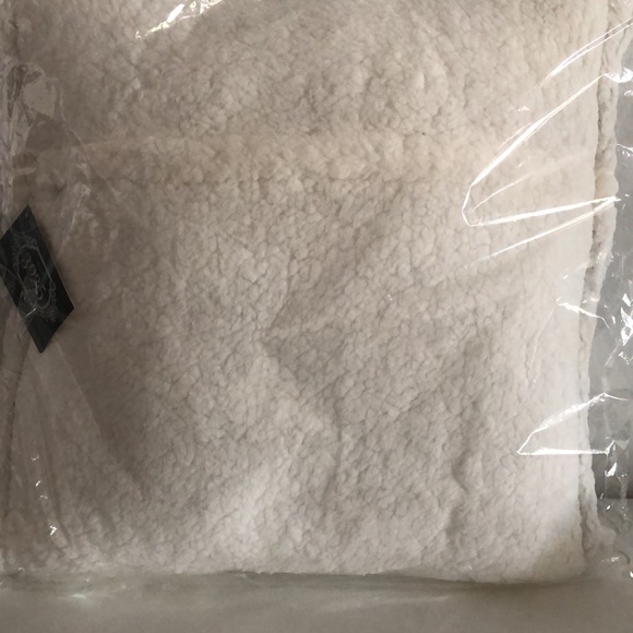 large NWT 20 by 20 inch brown deer cushion pillow - Picture 4 of 5